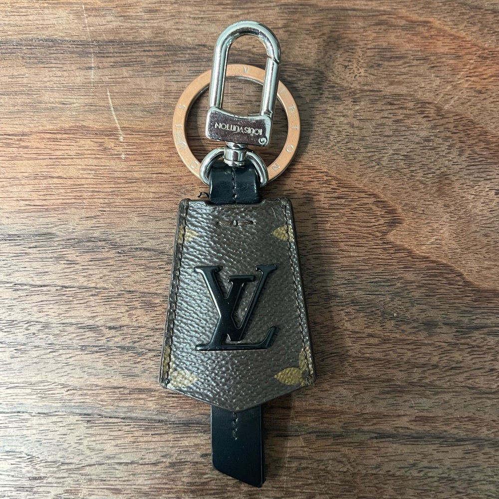[COA] EUC LOUIS VUITTON CLOCHES-CLES BAG CHARM AND KEY HOLDER WITH BOX